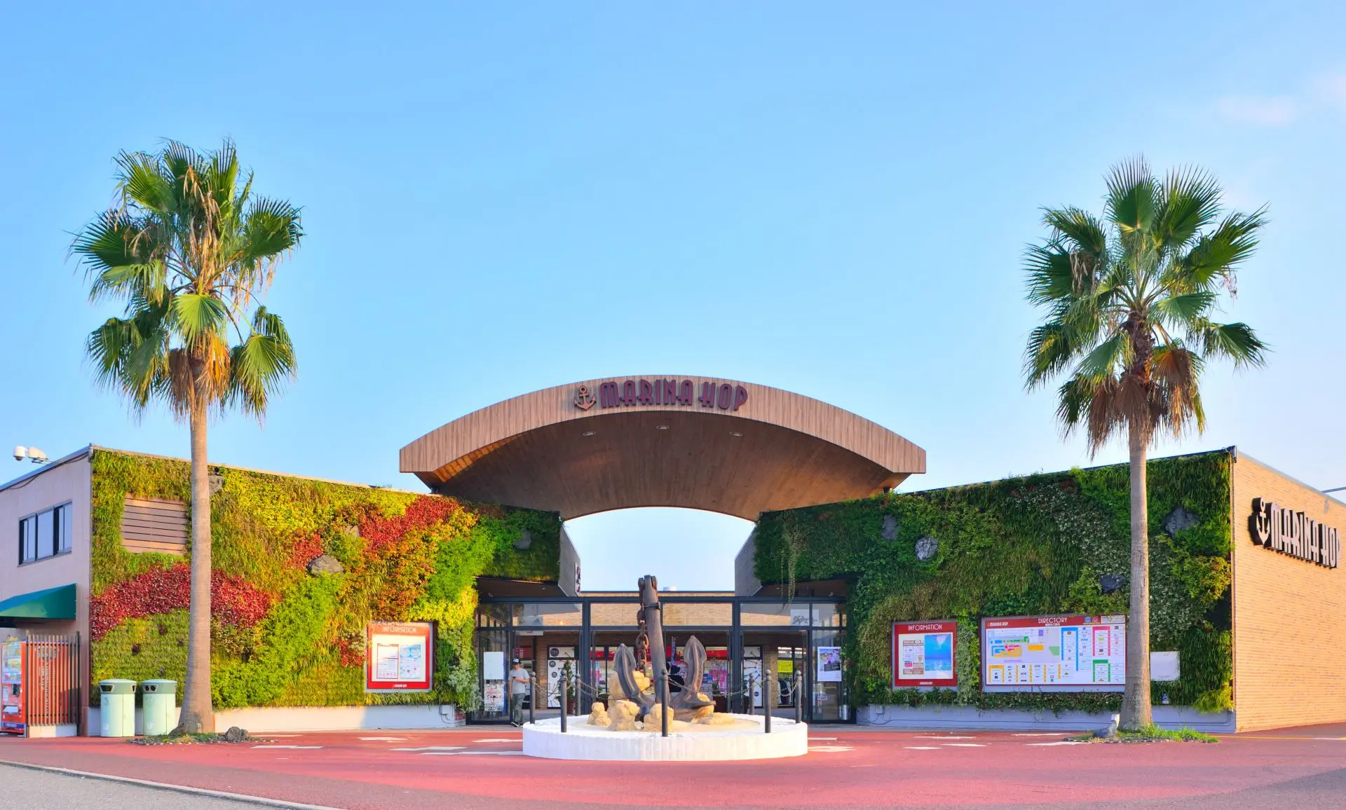 یک مجتمع بزرگ ساحلی با امکانات چندگانه مشرف به دریای داخلی ستو.