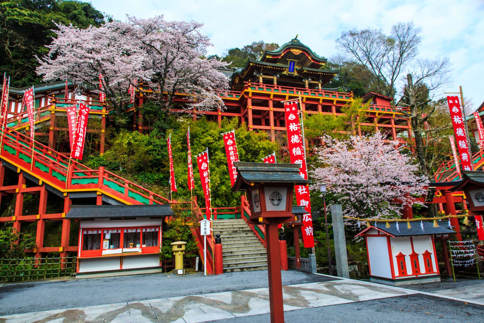 数々の豪華絢爛の建造物に圧倒される!祐徳稲荷神社の観光ガイド | GOOD LUCK TRIP
